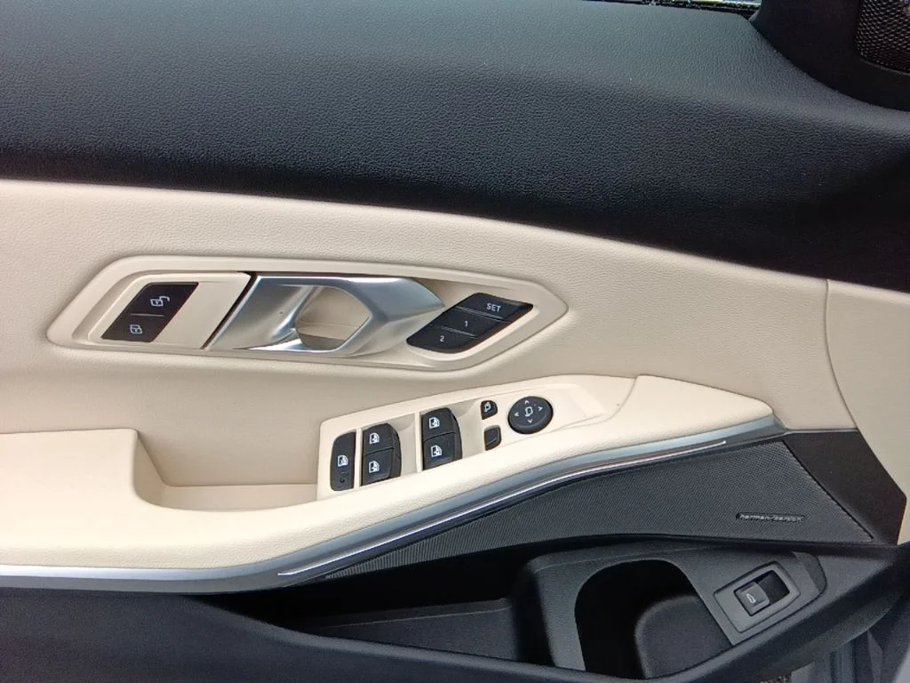 2025 BMW 3 Series 330i - Photo 9