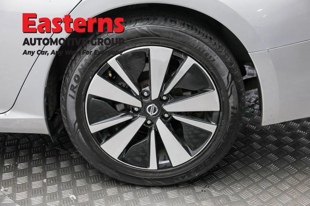 Used 2022 Silver Nissan 2.5 SV image 8