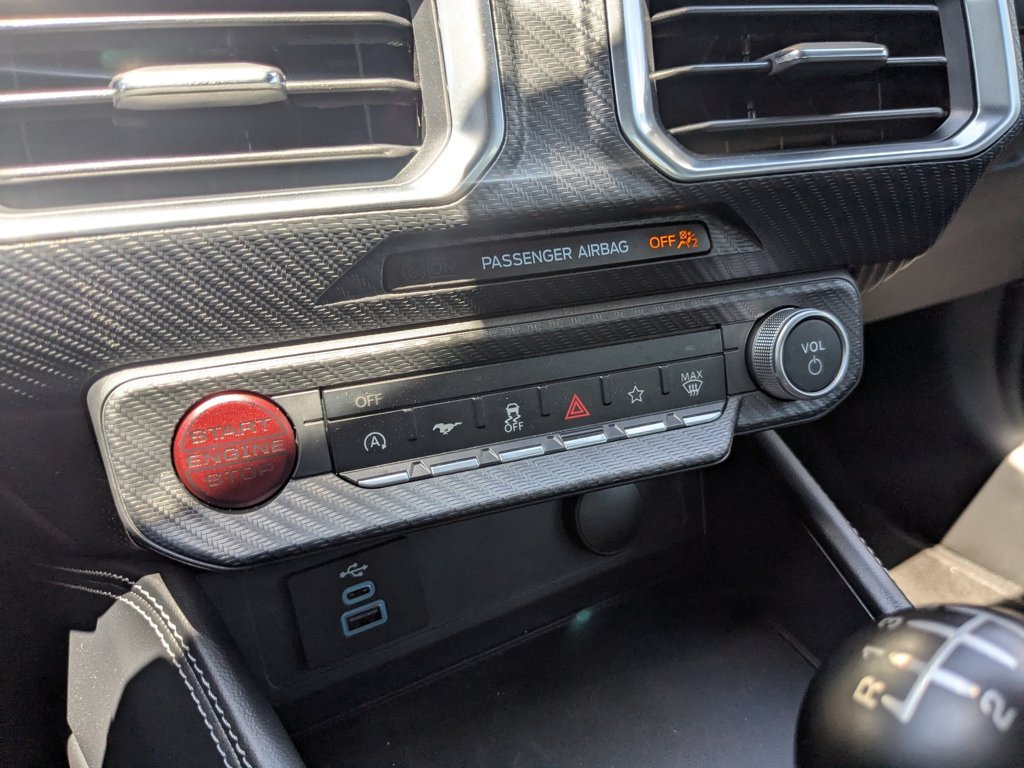 Used 2025  Ford GT Premium image 16