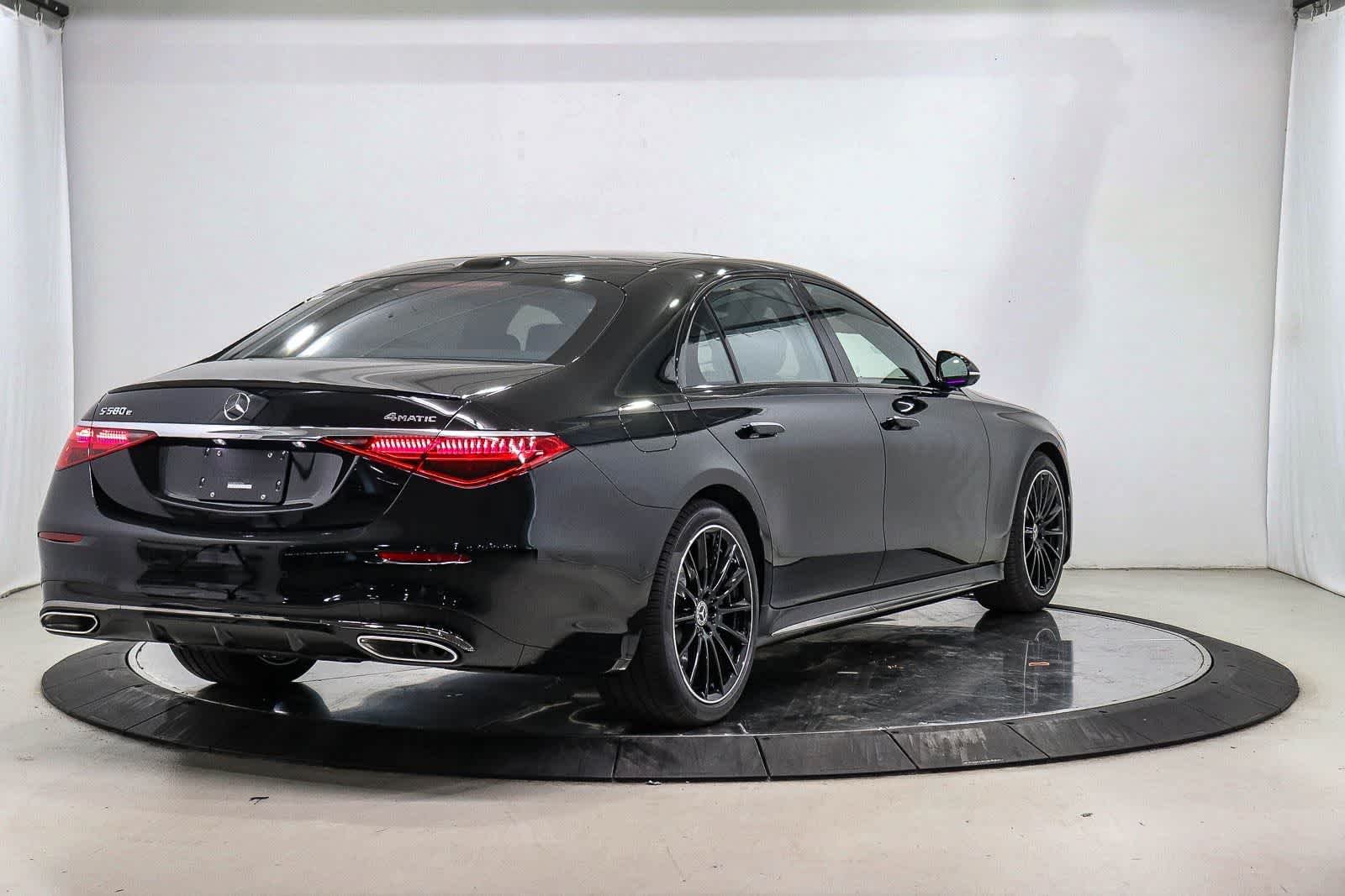 New 2026 Black Mercedes-Benz S 580e image 4