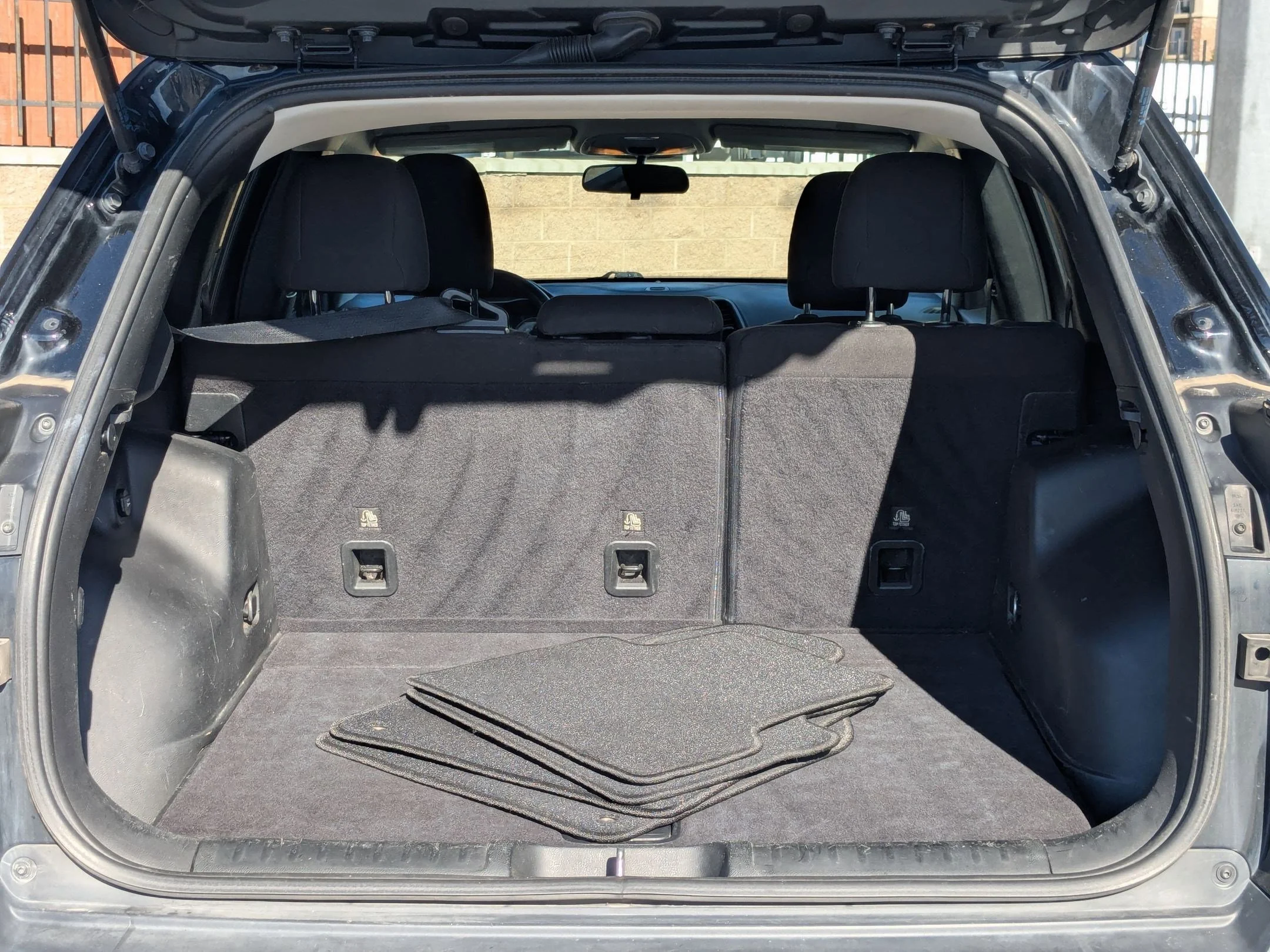 Used 2019 Diamond Black Crystal Pearlcoat Jeep Latitude image 29