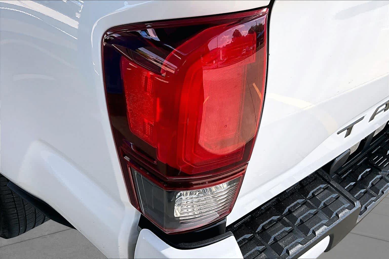 Used 2018 Super White Toyota SR image 27