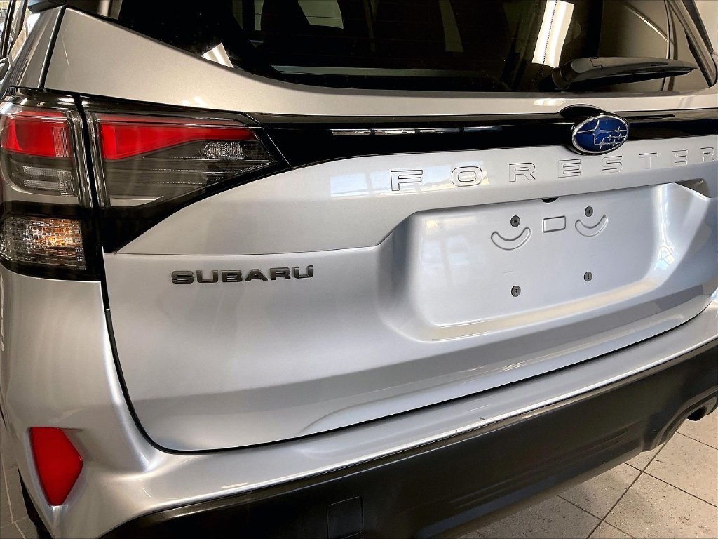 Used 2025 Ice Silver Metallic Subaru Premium image 29