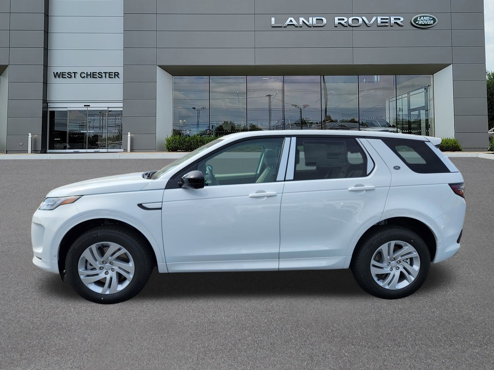 Certified Used 2025 Fuji White Land Rover S image 3