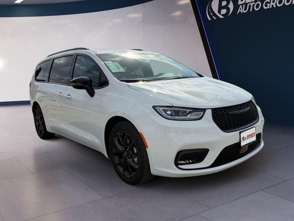 New 2026 Bright White Clear-Coat Exterior Paint Chrysler Limited image 7