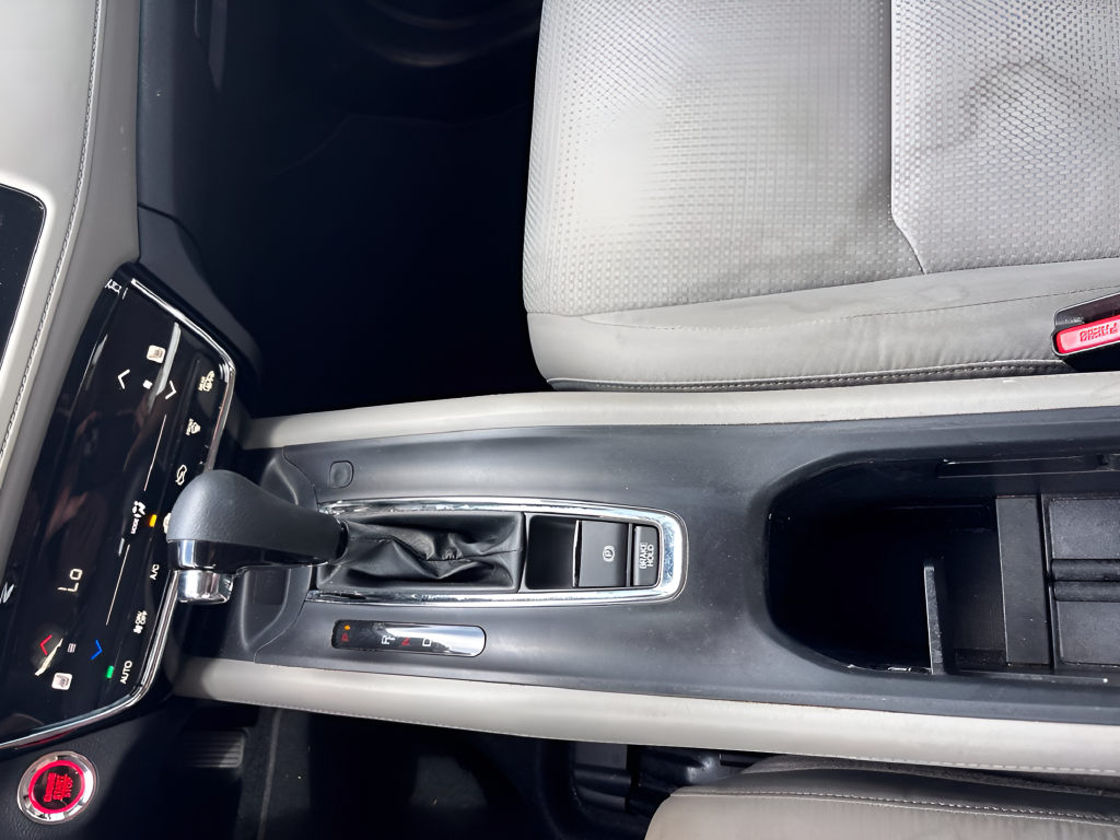 Used 2022 White Honda EX image 19