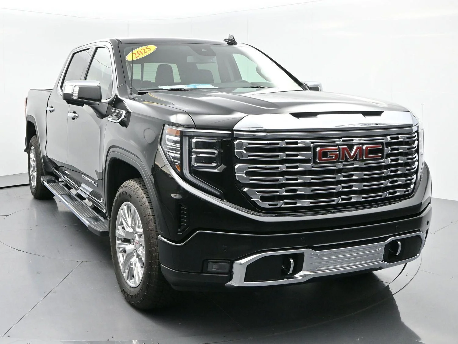 Used 2025 Onyx Black GMC Denali image 2