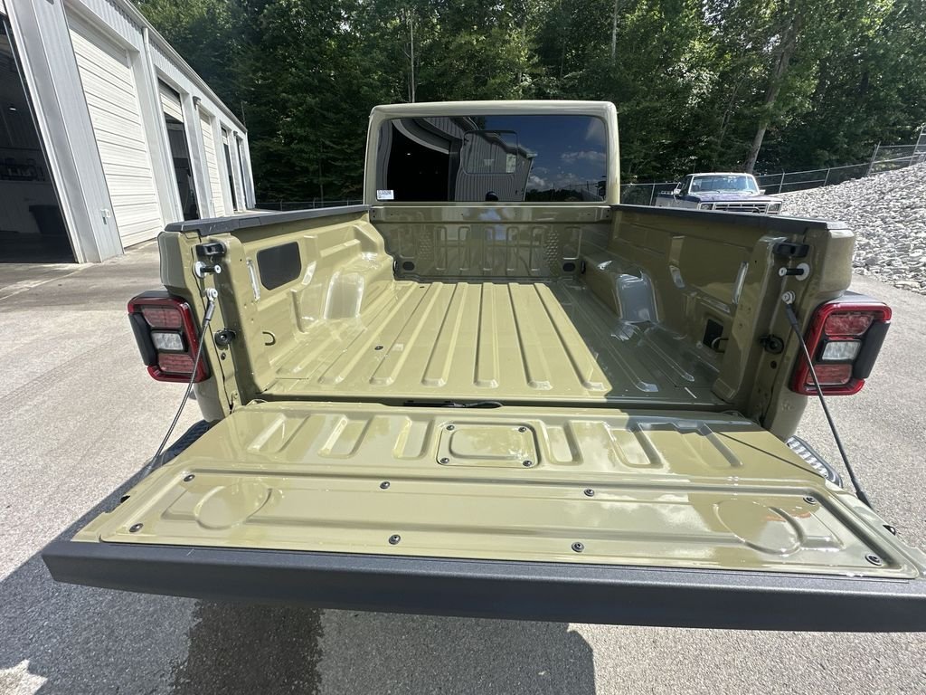 Used 2025 Green Jeep Mojave image 28