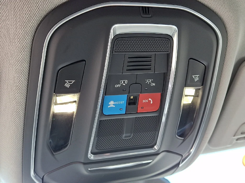 Used 2023 Diamond Black Crystal Pearlcoat Jeep Laredo image 25