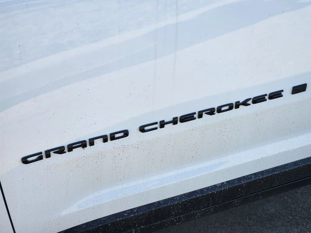 New 2026 Bright White Clear-Coat Exterior Paint Jeep Altitude image 8