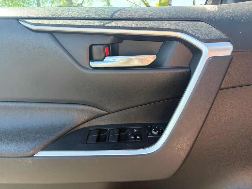 Used 2021 Silver Toyota XLE image 7