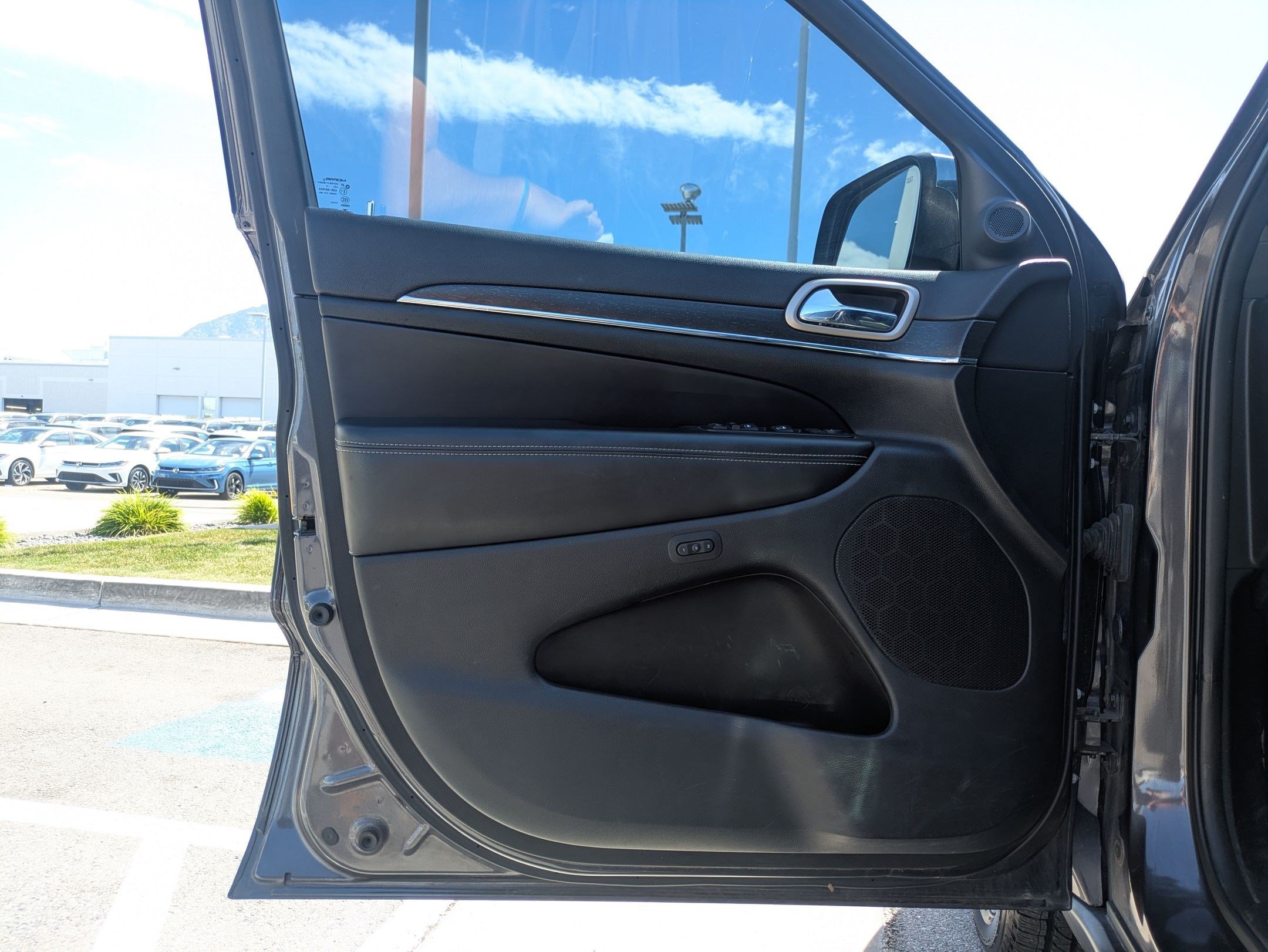 Used 2015 Granite Crystal Metallic Clearcoat Jeep Limited image 11