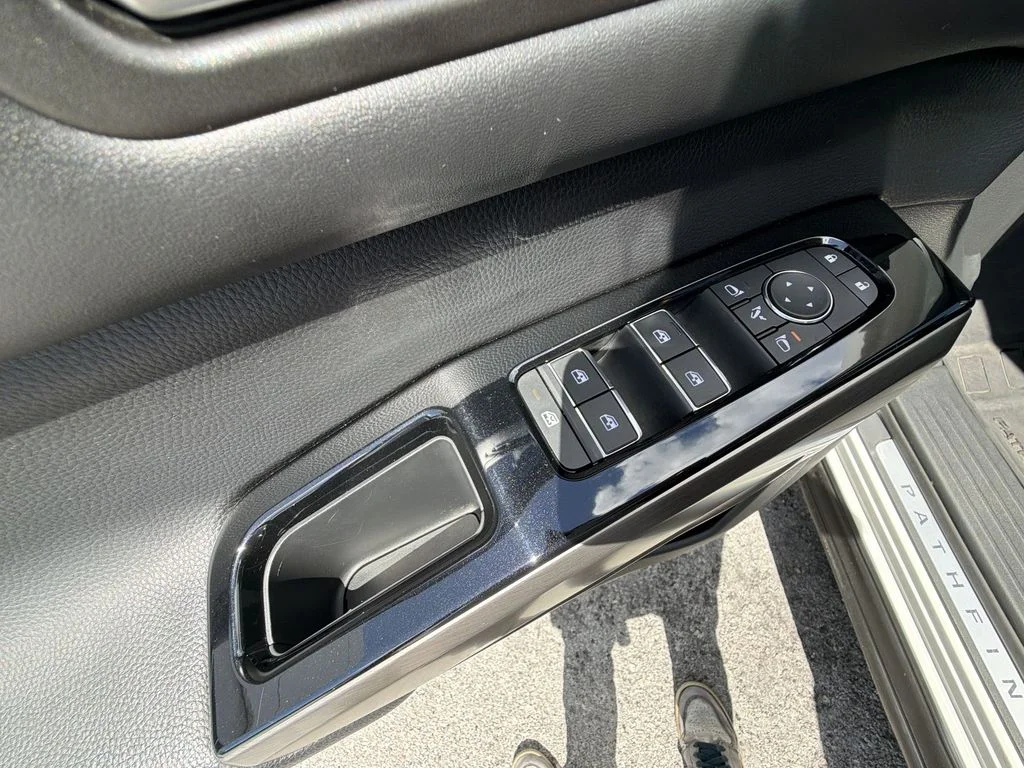 Used 2024 White Nissan Platinum image 30