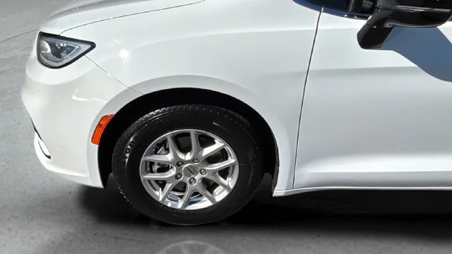 Used 2025 White Chrysler Select image 38