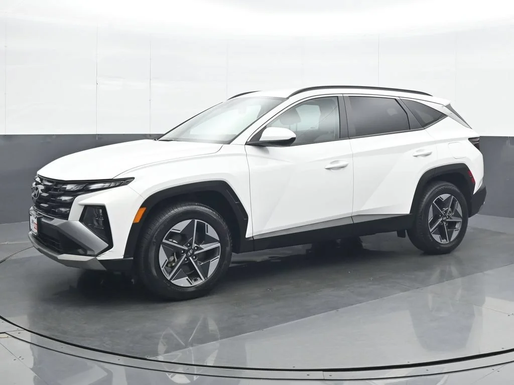 Used 2025 White Hyundai SEL image 2