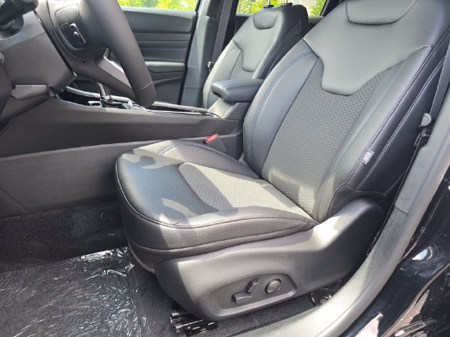 New 2026 Diamond Black Crystal Pearl-Coat Exterior Paint Jeep Latitude image 6