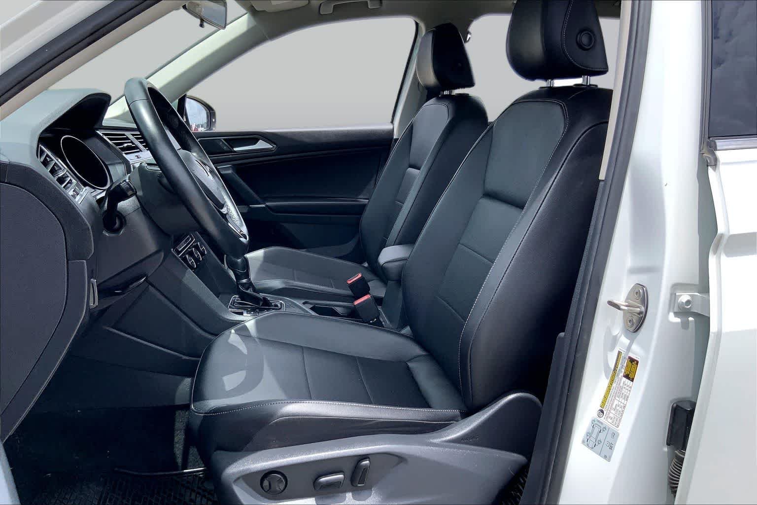 Used 2018 Pure White Volkswagen SE image 8