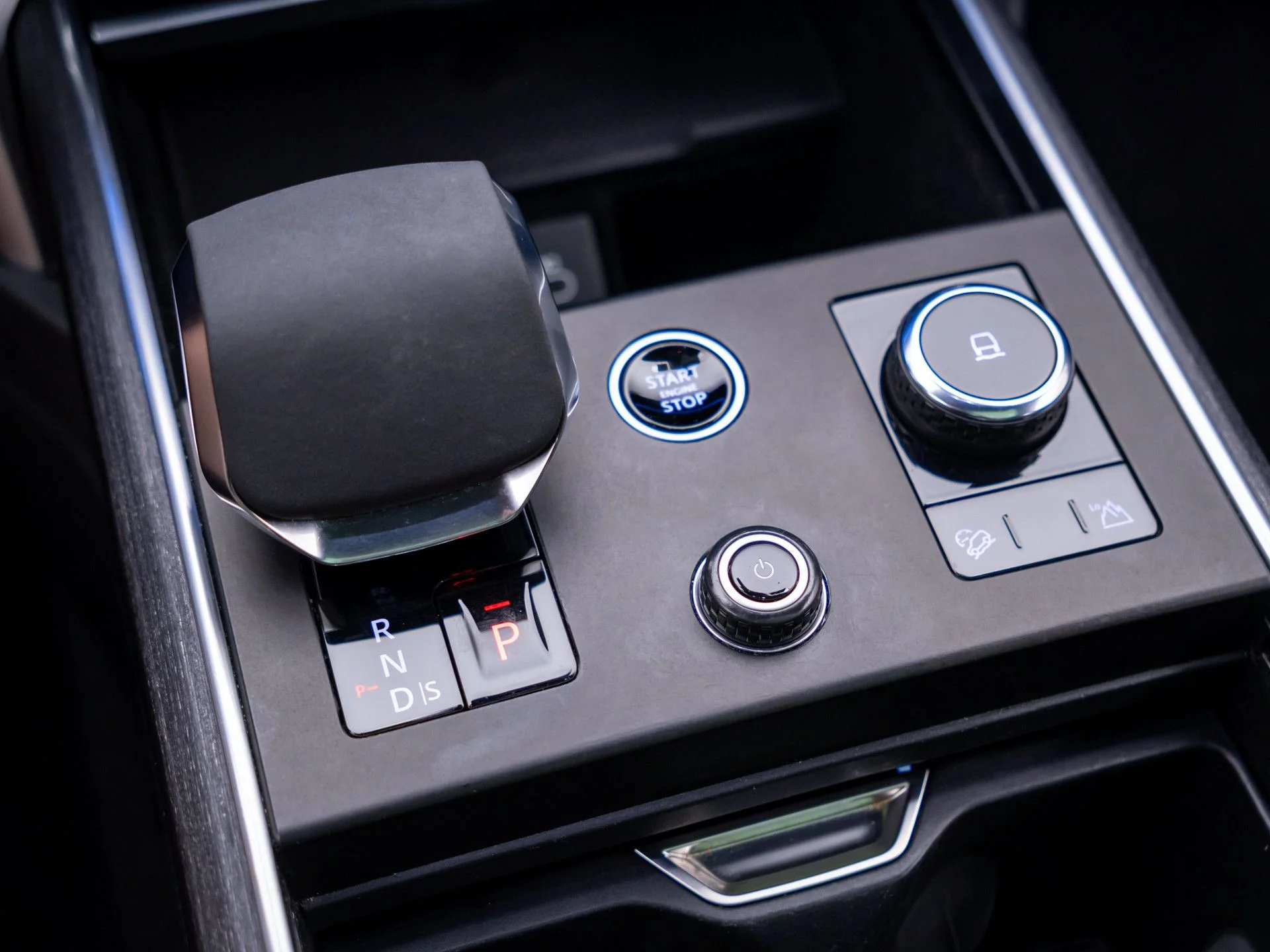 Used 2023  Land Rover Autobiography image 25