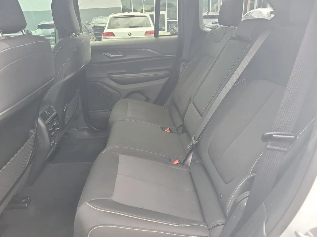 Used 2025 White Jeep Laredo image 10