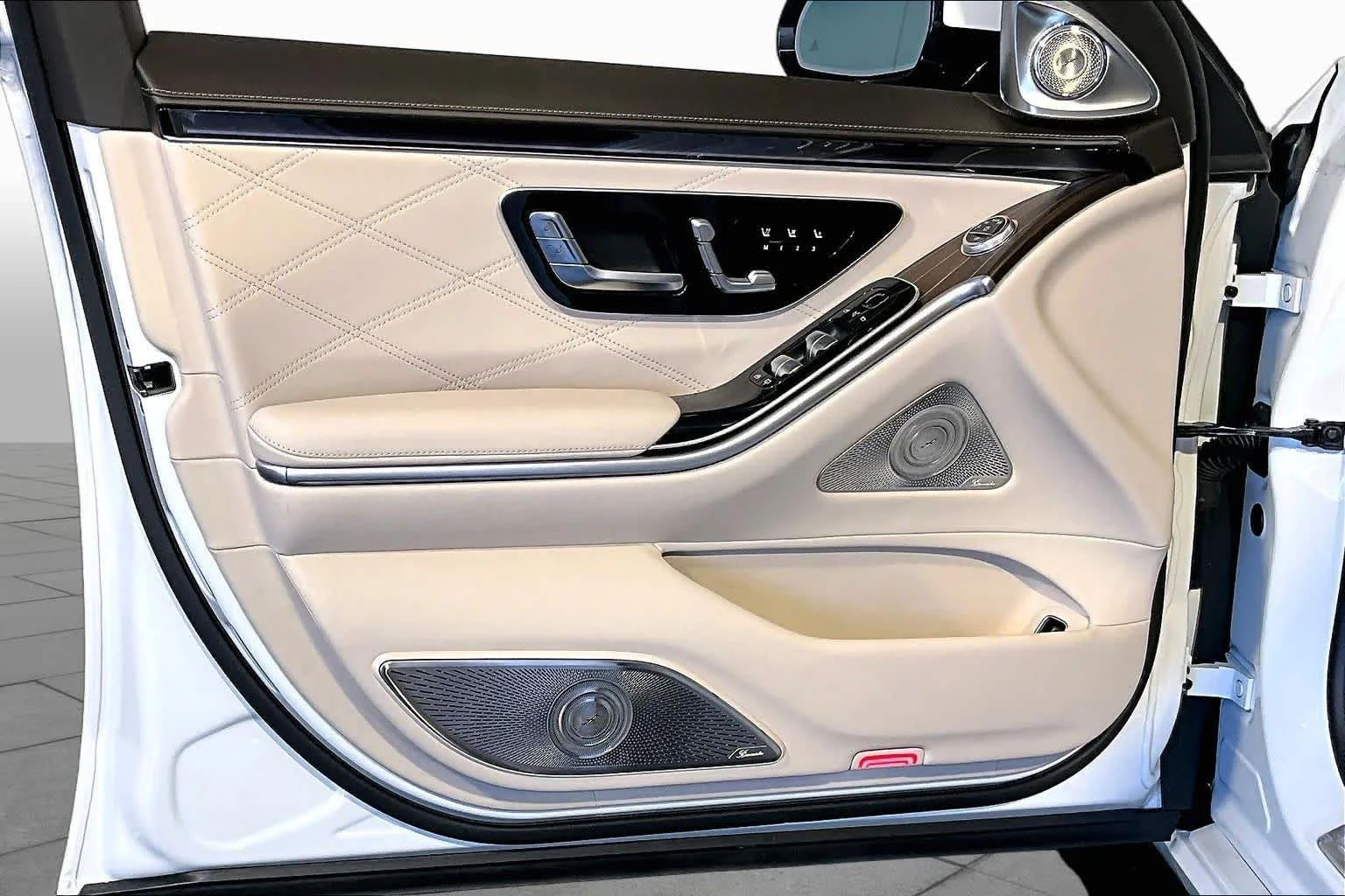 New 2026 MANUFAKTUR Moonlight White Metallic Mercedes-Benz Maybach S 680 image 11
