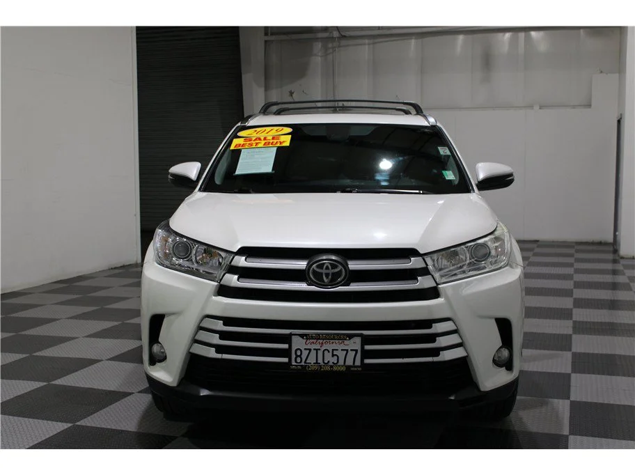 Used 2019 White Toyota XLE Sport Utility 4D image 2