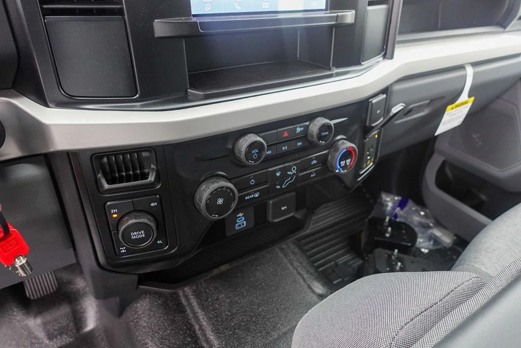 2025 Ford F-350 Super Duty Chassis Cab XL - Photo 25