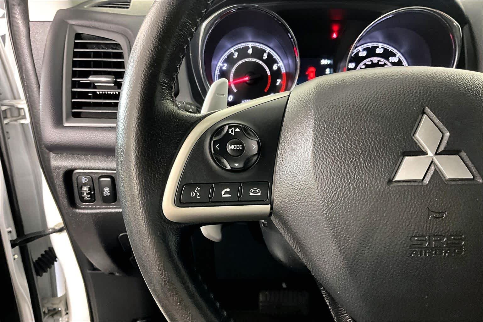 Used 2015 White Pearl Mitsubishi SE image 22