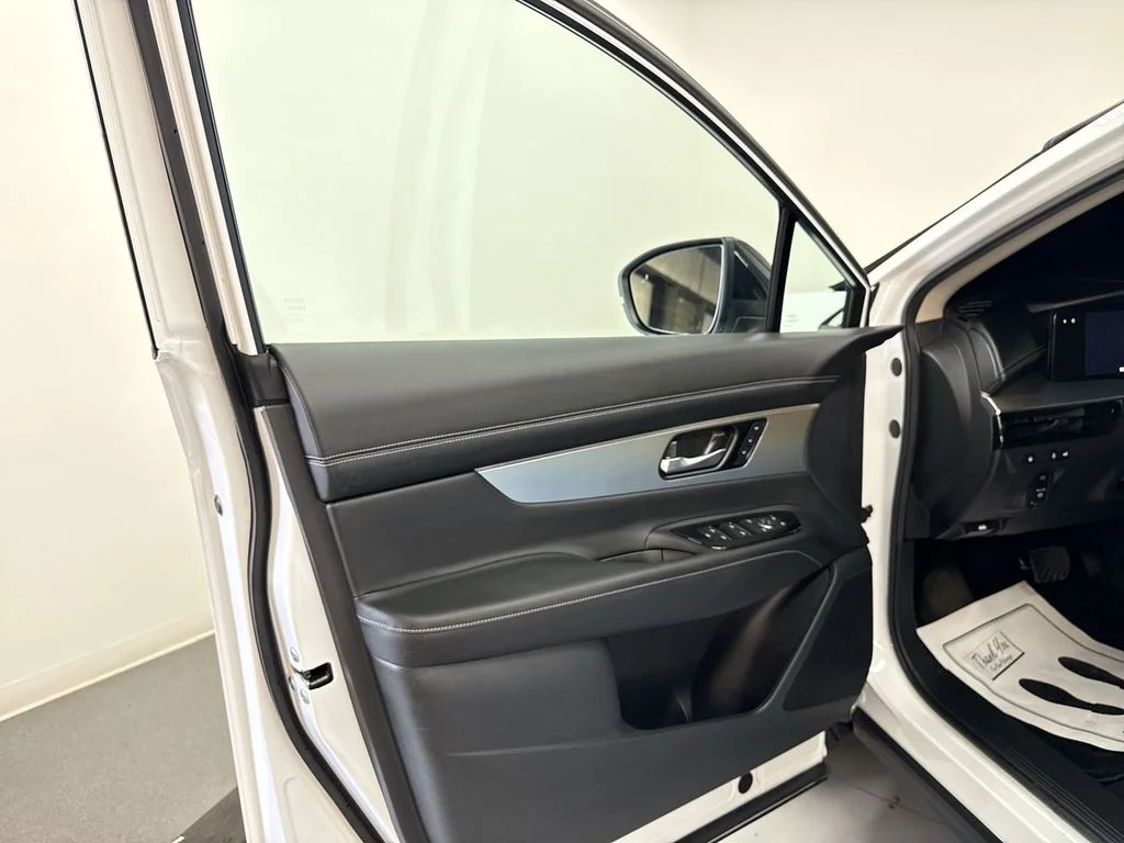 Used 2025 White Pearl Nissan SL image 15