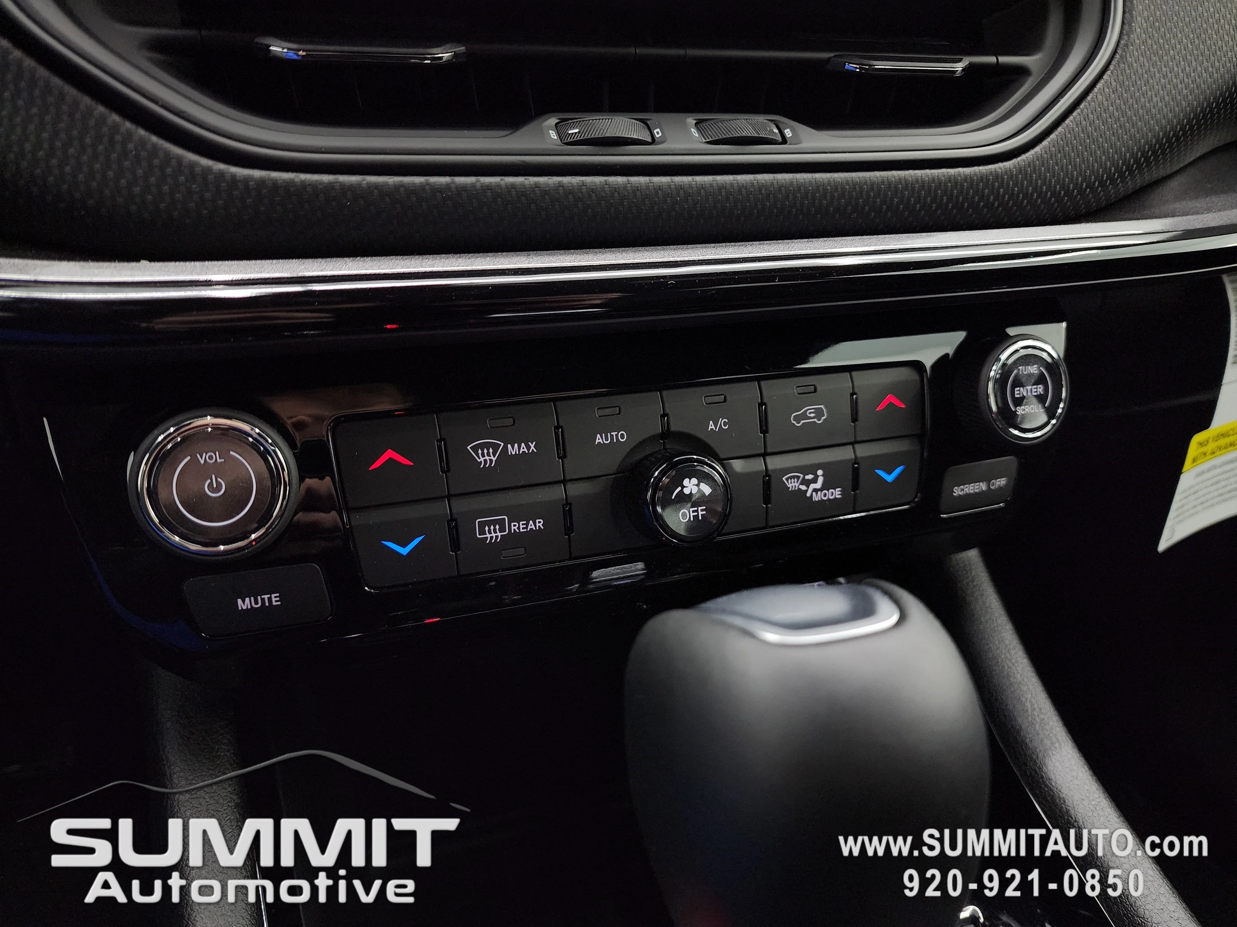New 2026 Diamond Black Crystal Pearl-Coat Exterior Paint Jeep Latitude image 45
