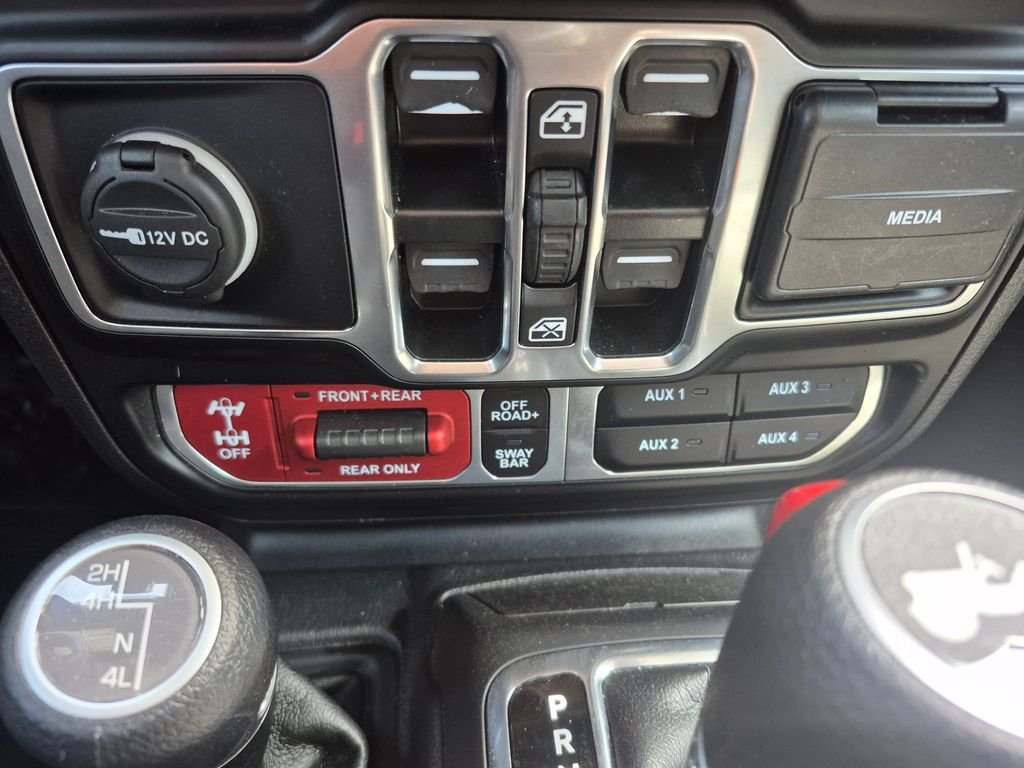 Used 2024 White/off-white Jeep Rubicon image 12