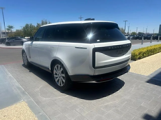 Used 2024  Land Rover SE image 7