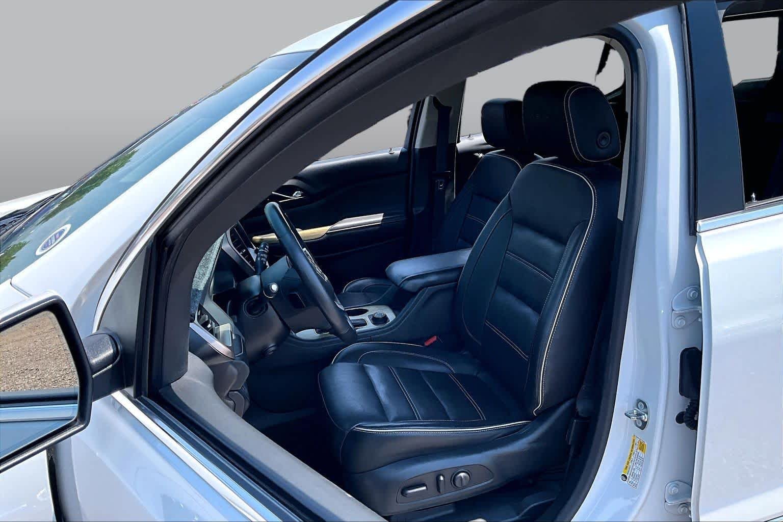 Used 2018 White Frost Tricoat GMC Denali image 6