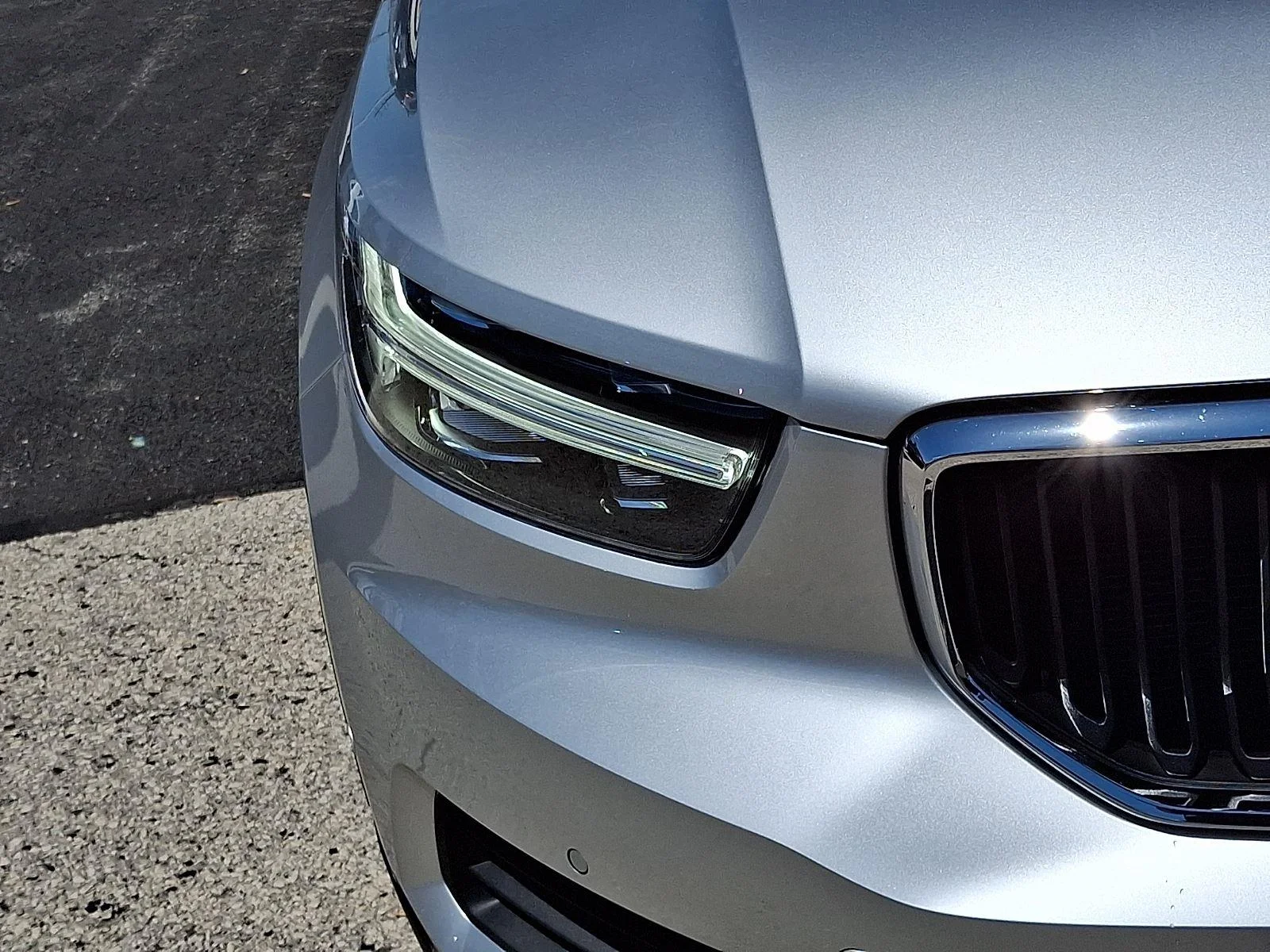 Used 2019 Bright Silver Metallic Volvo Momentum image 9