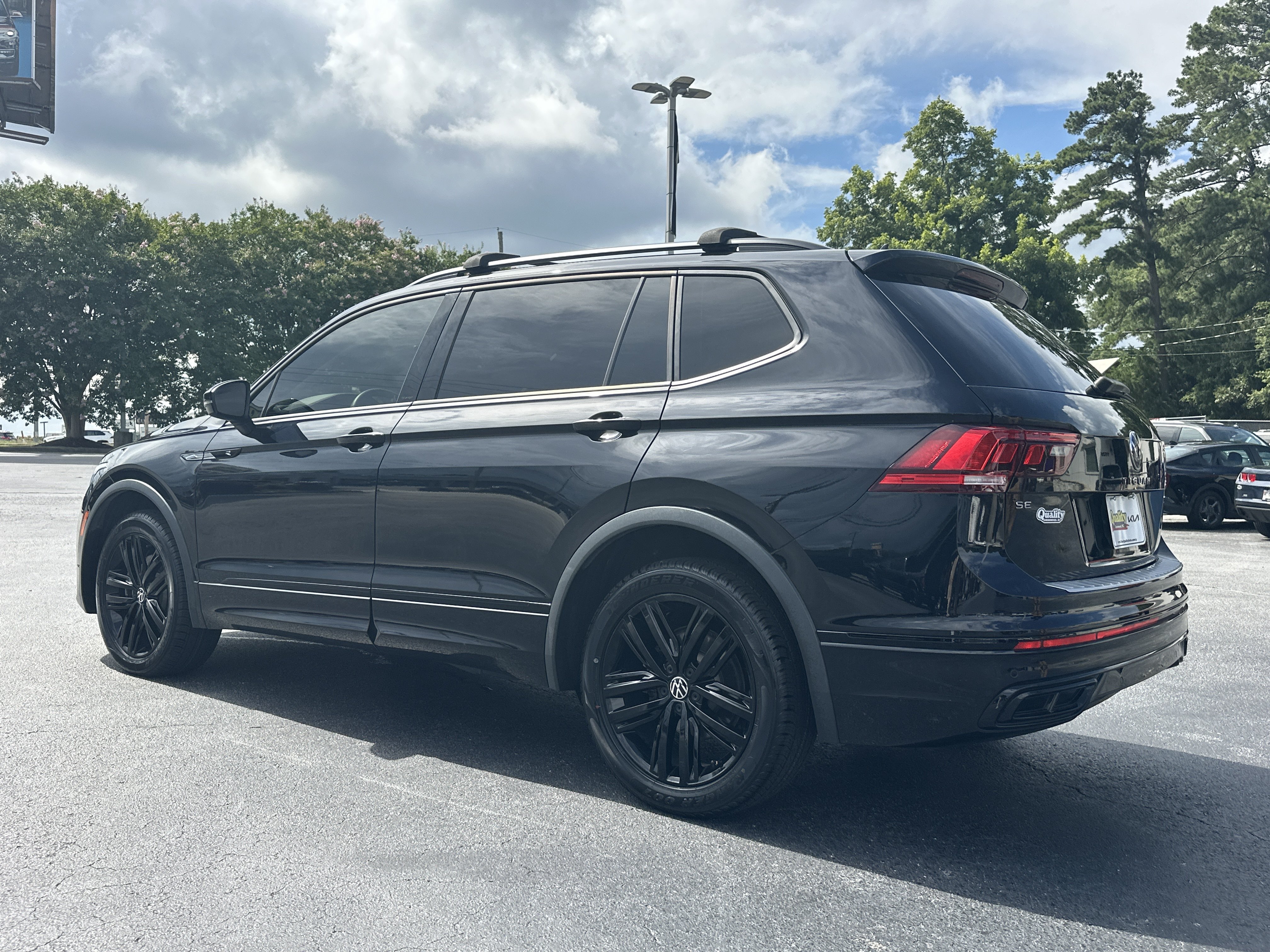 Used 2022  Volkswagen SE R-Line Black image 6