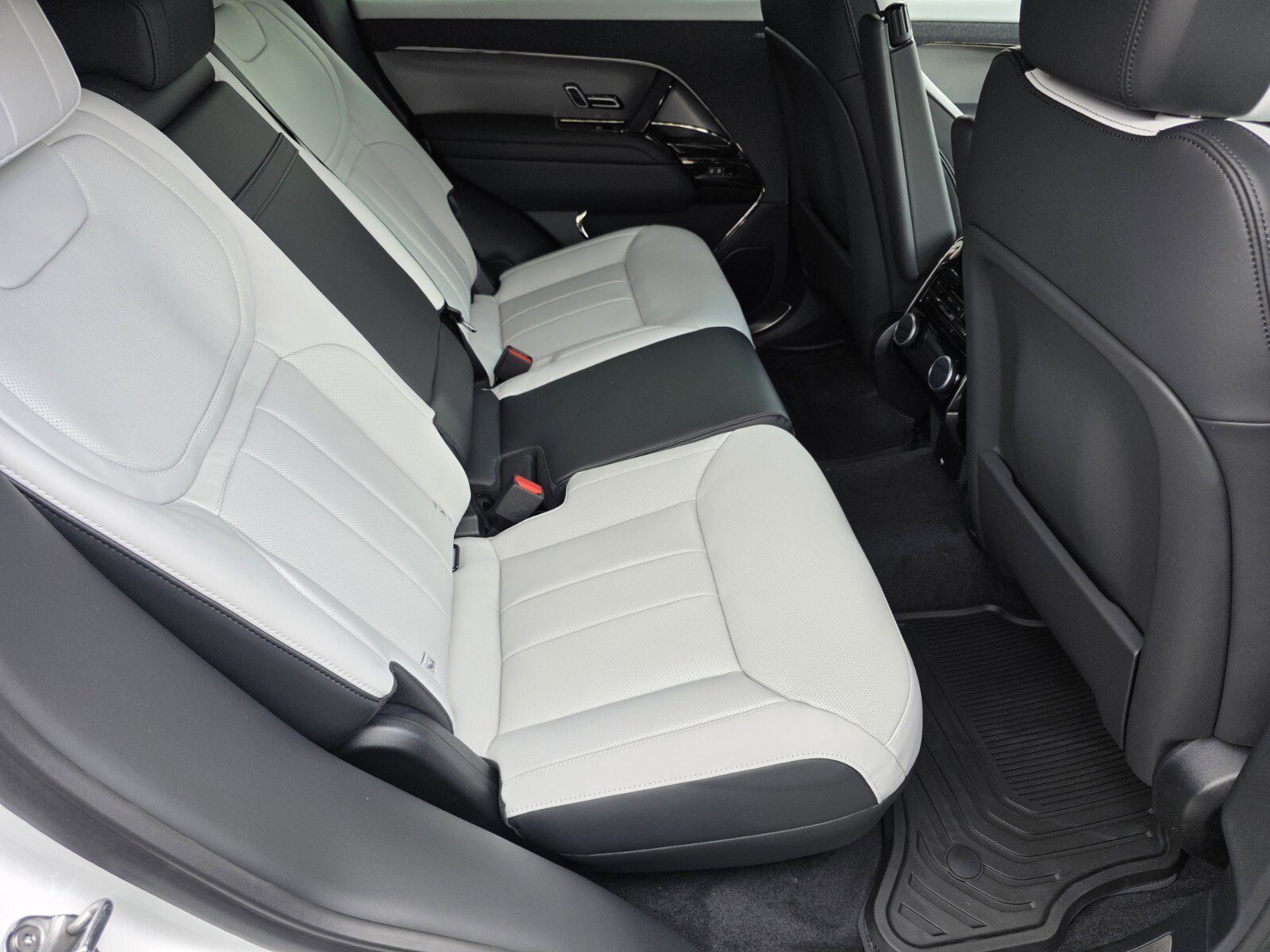 New 2026 Fuji White Land Rover P400 Dynamic SE image 5