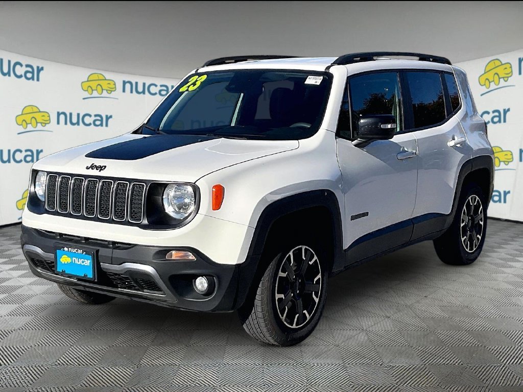 Used 2023 Alpine White Clearcoat Jeep Latitude image 3