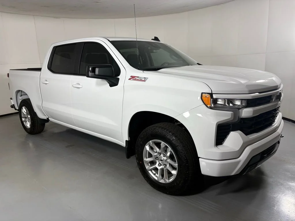 New 2026 Summit White Chevrolet RST image 2