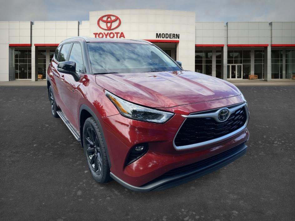 Used 2025 Ruby Flare Pearl Toyota XLE image 3