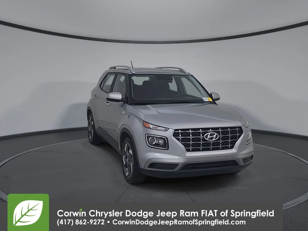 Used 2025 Silver Hyundai SEL image 4
