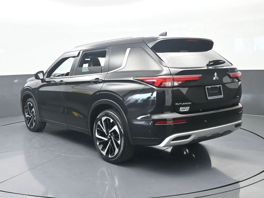 Used 2022 Black Mitsubishi SEL image 4