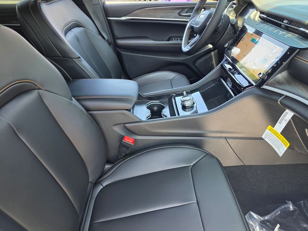 New 2026 Diamond Black Crystal Pearl-Coat Exterior Paint Jeep Limited image 12