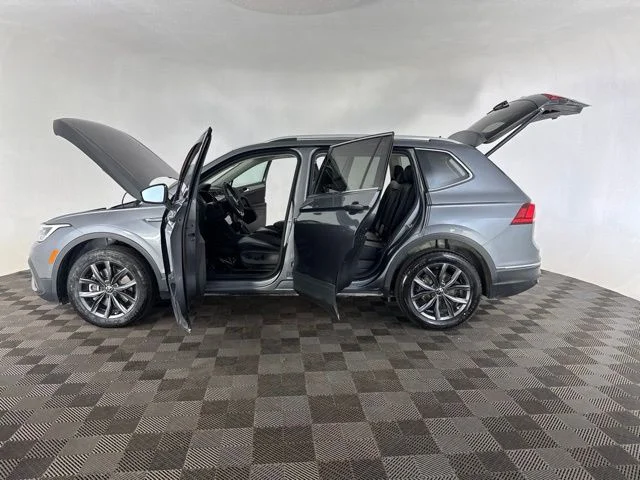 Used 2022  Volkswagen 2.0T SE image 9