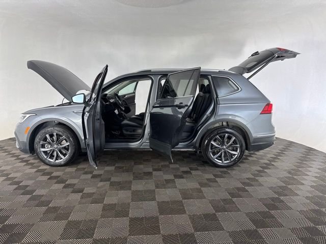 Used 2022  Volkswagen 2.0T SE image 9