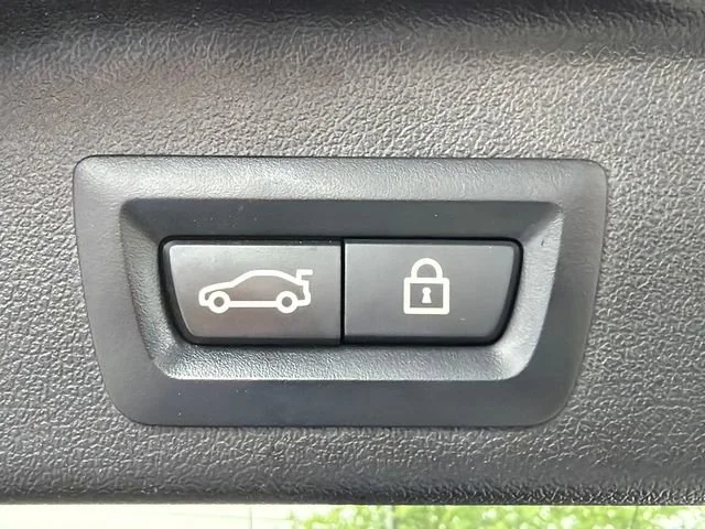 Used 2021 White BMW sDrive40i image 19