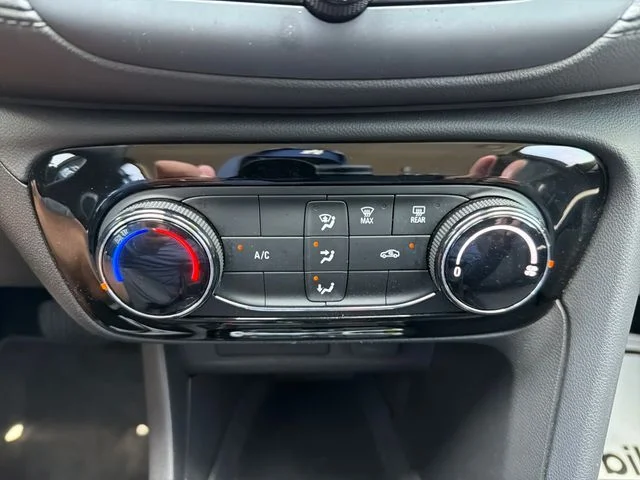 Used 2023  Buick Preferred image 14