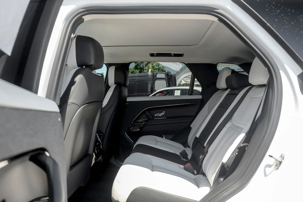New 2026 Fuji White Land Rover Dynamic SE image 17