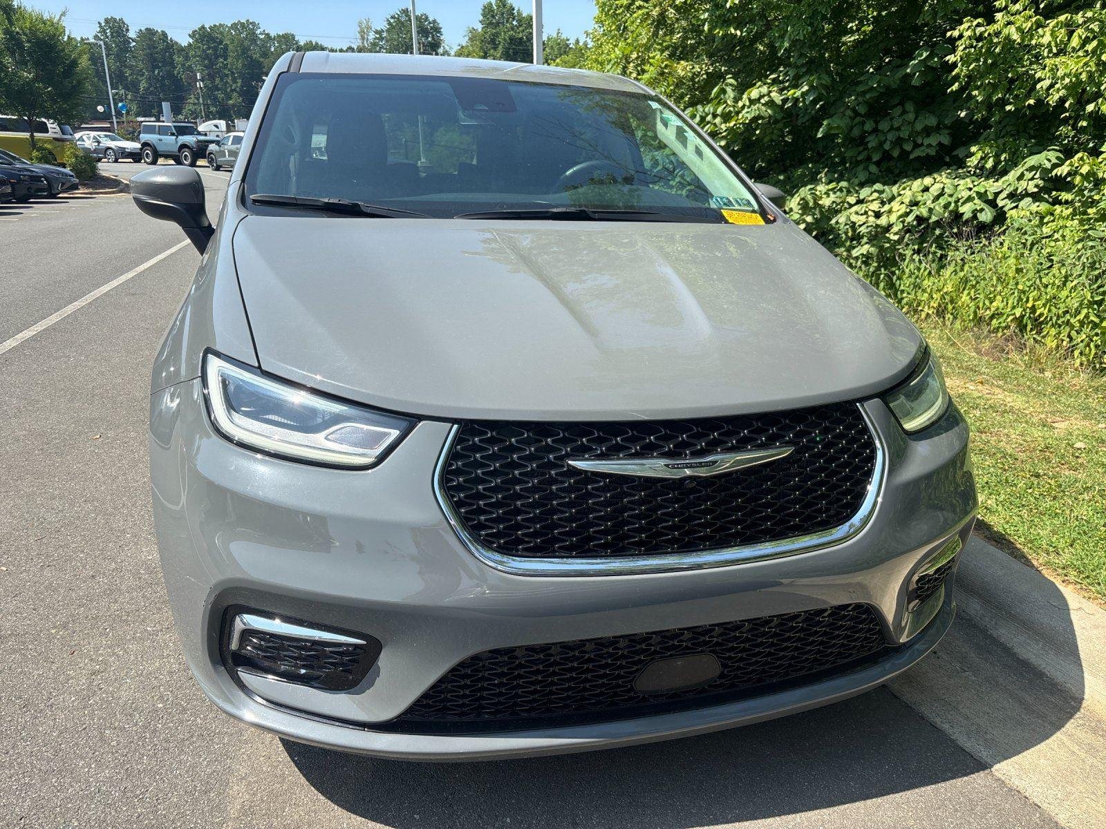 Used 2023 Ceramic Gray Clearcoat Chrysler Hybrid Touring L image 8