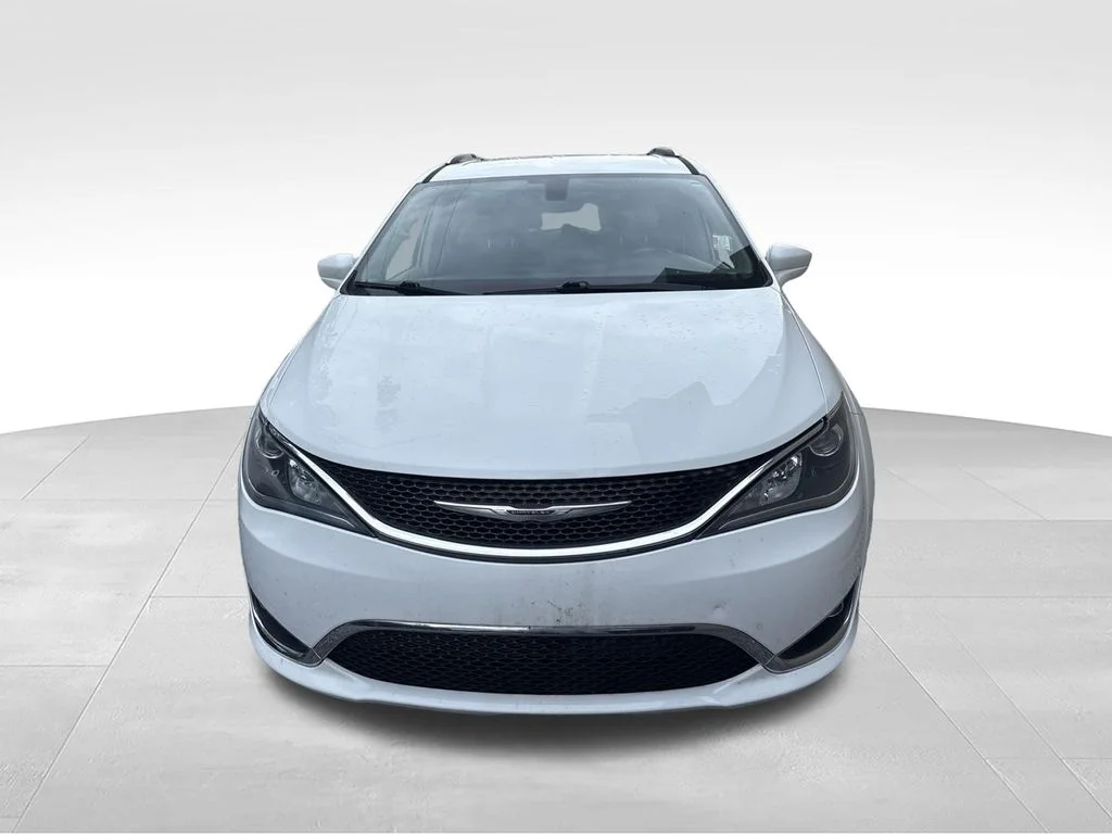 Used 2018 White Chrysler Touring L image 2