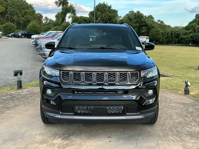 New 2026 Diamond Black Crystal Pearl-Coat Exterior Paint Jeep Latitude image 2