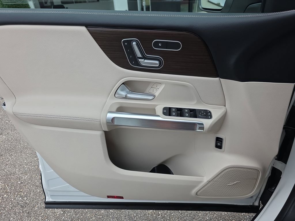 New 2026 White Mercedes-Benz GLB 250 image 19